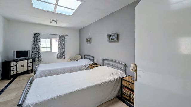 5 soveværelse Finca/Landehus til salg i Iznájar med swimmingpool garage - € 325.000 (Ref: 9944405)