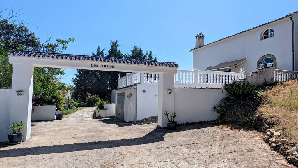 5 soveværelse Finca/Landehus til salg i Iznajar med swimmingpool garage - € 325.000 (Ref: 9944405)