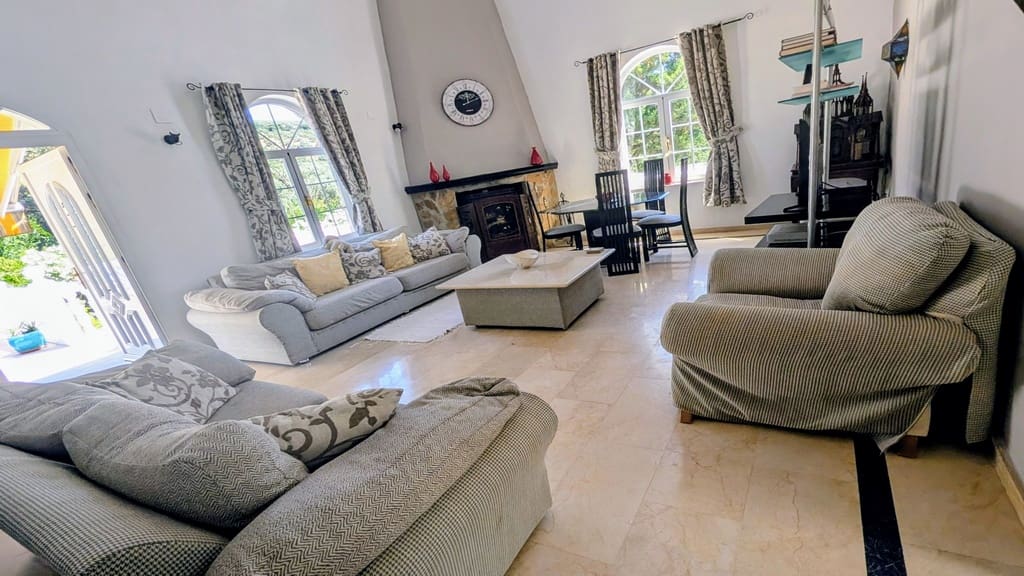 5 soveværelse Finca/Landehus til salg i Iznajar med swimmingpool garage - € 325.000 (Ref: 9944405)