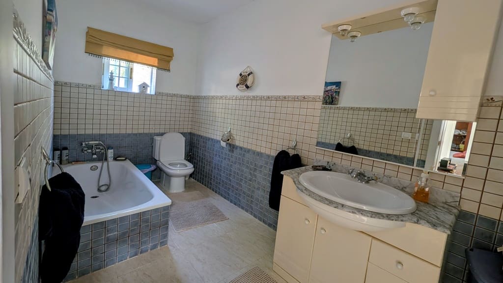 5 soveværelse Finca/Landehus til salg i Iznajar med swimmingpool garage - € 325.000 (Ref: 9944405)