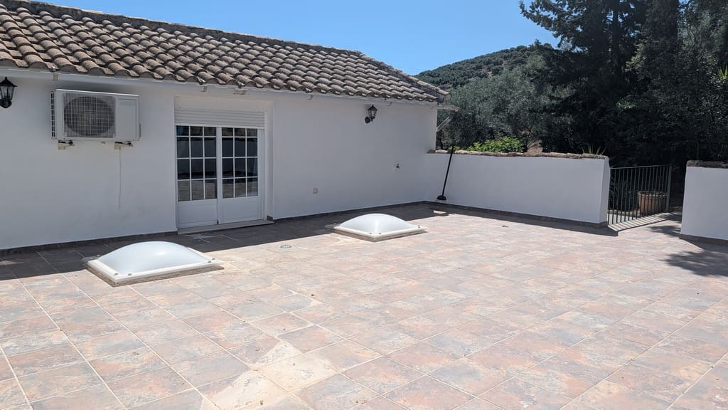 5 soveværelse Finca/Landehus til salg i Iznajar med swimmingpool garage - € 325.000 (Ref: 9944405)