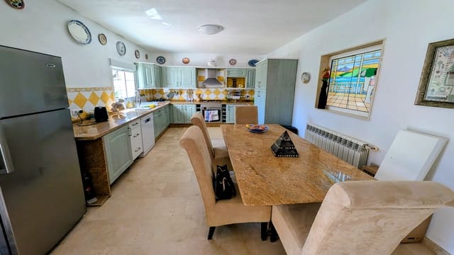5 soveværelse Finca/Landehus til salg i Iznájar med swimmingpool garage - € 325.000 (Ref: 9944405)