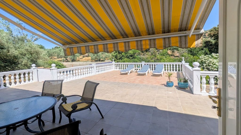 5 soveværelse Finca/Landehus til salg i Iznajar med swimmingpool garage - € 325.000 (Ref: 9944405)