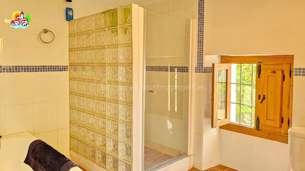 4 soveværelse Byhus til salg i Iznajar med swimmingpool - € 225.000 (Ref: 9944409)