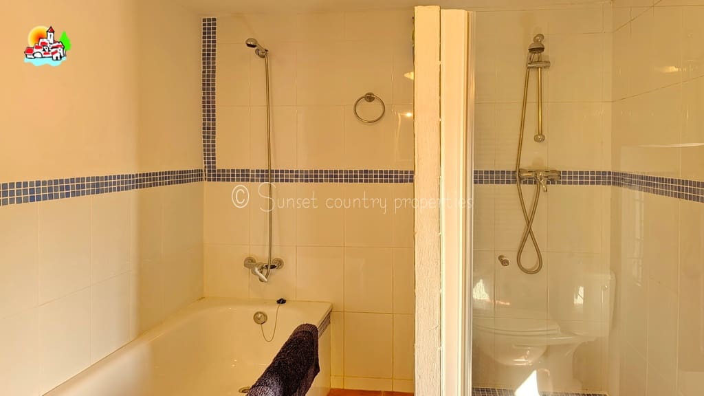 4 soveværelse Byhus til salg i Iznajar med swimmingpool - € 225.000 (Ref: 9944409)