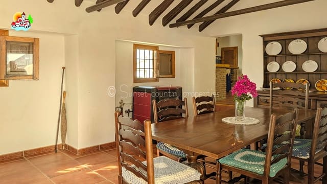 4 soverom Hus til salgs i Iznájar med svømmebasseng - € 225 000 (Ref: 9944409)