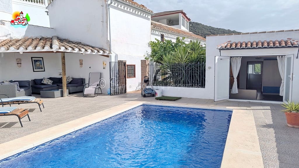 4 soveværelse Byhus til salg i Iznajar med swimmingpool - € 225.000 (Ref: 9944409)