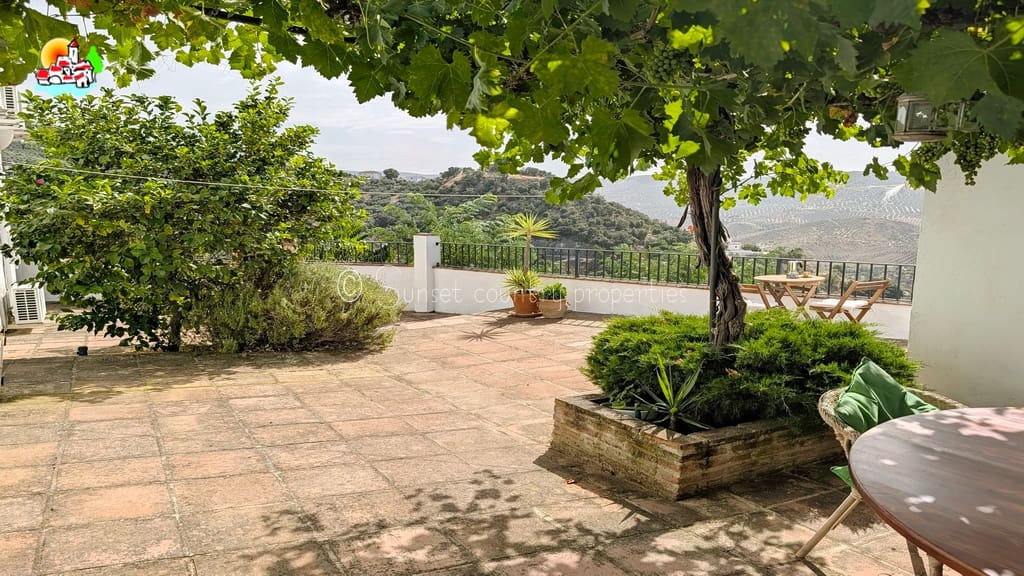 4 soveværelse Byhus til salg i Iznajar med swimmingpool - € 225.000 (Ref: 9944409)