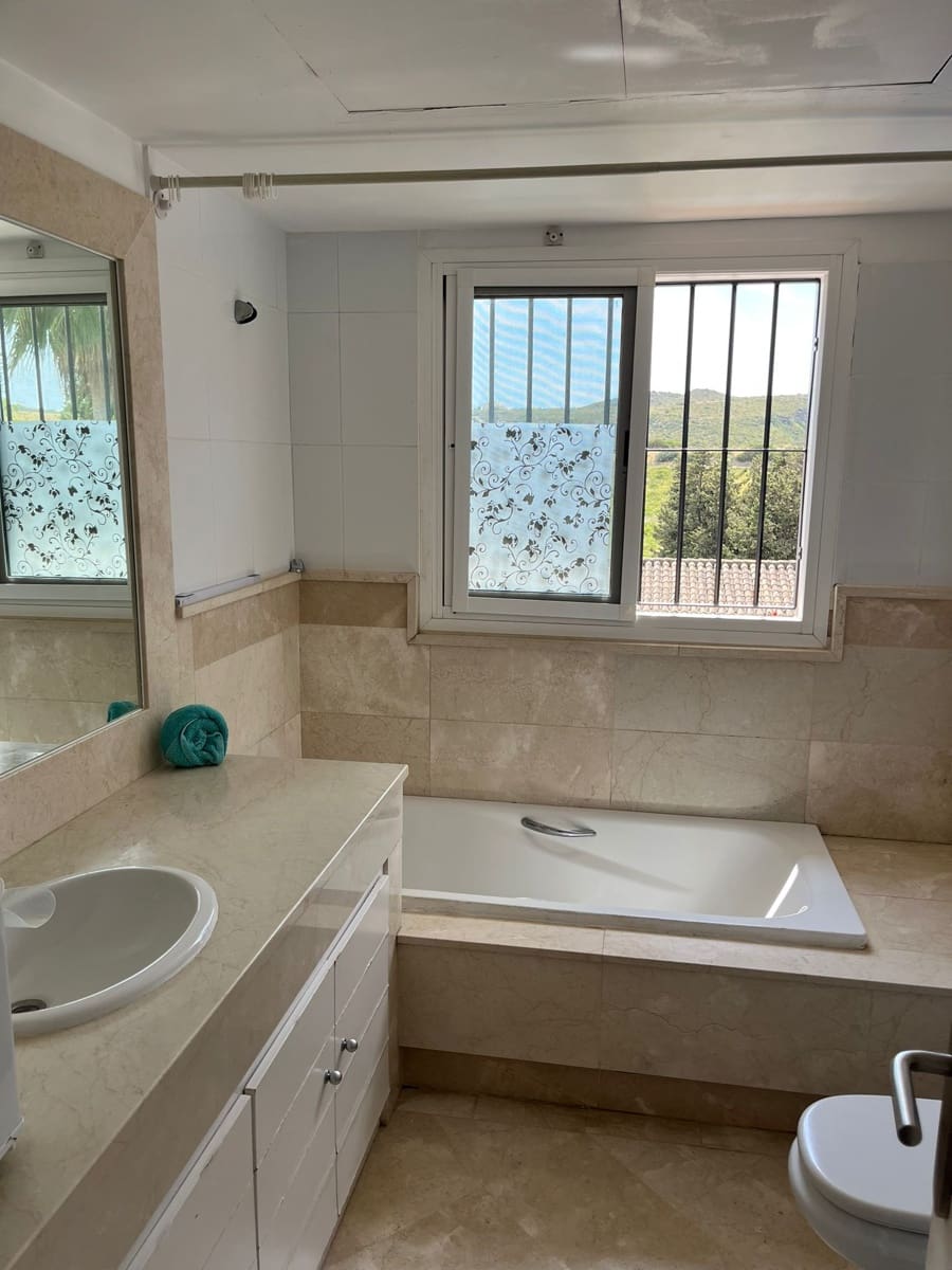 4 chambre Villa/Maison à vendre à Manilva avec piscine garage - 660 000 € (Ref: 7825678)