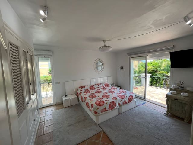 4 chambre Villa/Maison à vendre à La Duquesa / Puerto de la Duquesa, Manilva avec piscine garage - 660 000 € (Ref: 7825678)