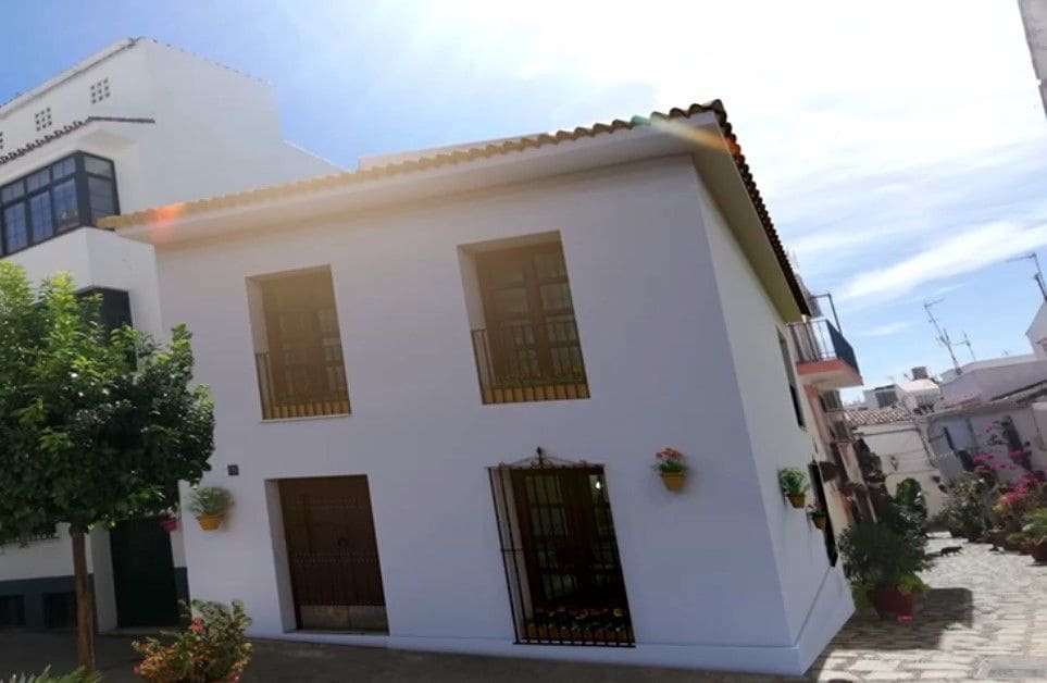 3 soveværelse Semi-Rækkehus til salg i Estepona med swimmingpool - € 900.000 (Ref: 8030910)