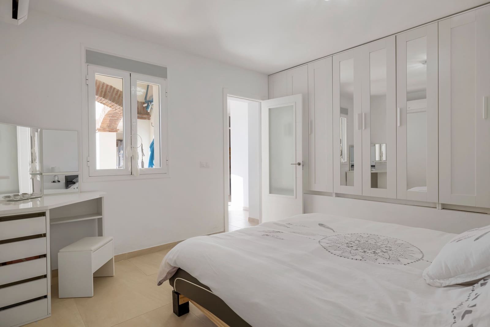 4 quarto Moradia para venda em Estepona com piscina - 890 000 € (Ref: 8037155)