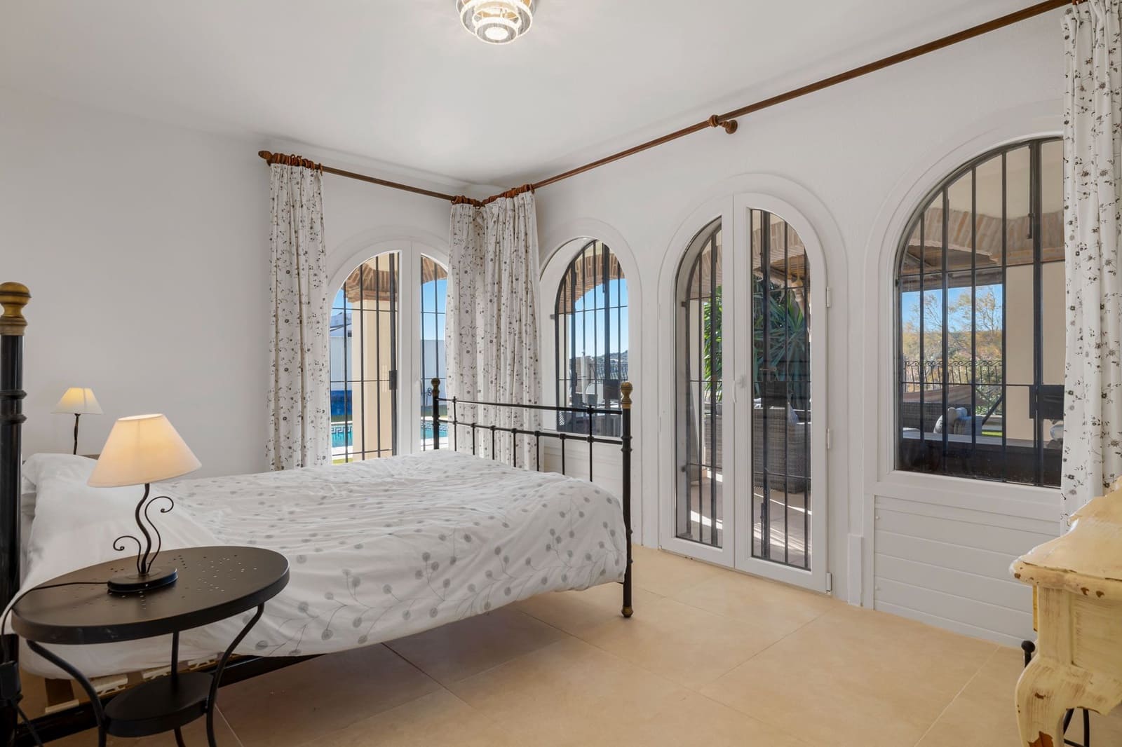 4 quarto Moradia para venda em Estepona com piscina - 890 000 € (Ref: 8037155)