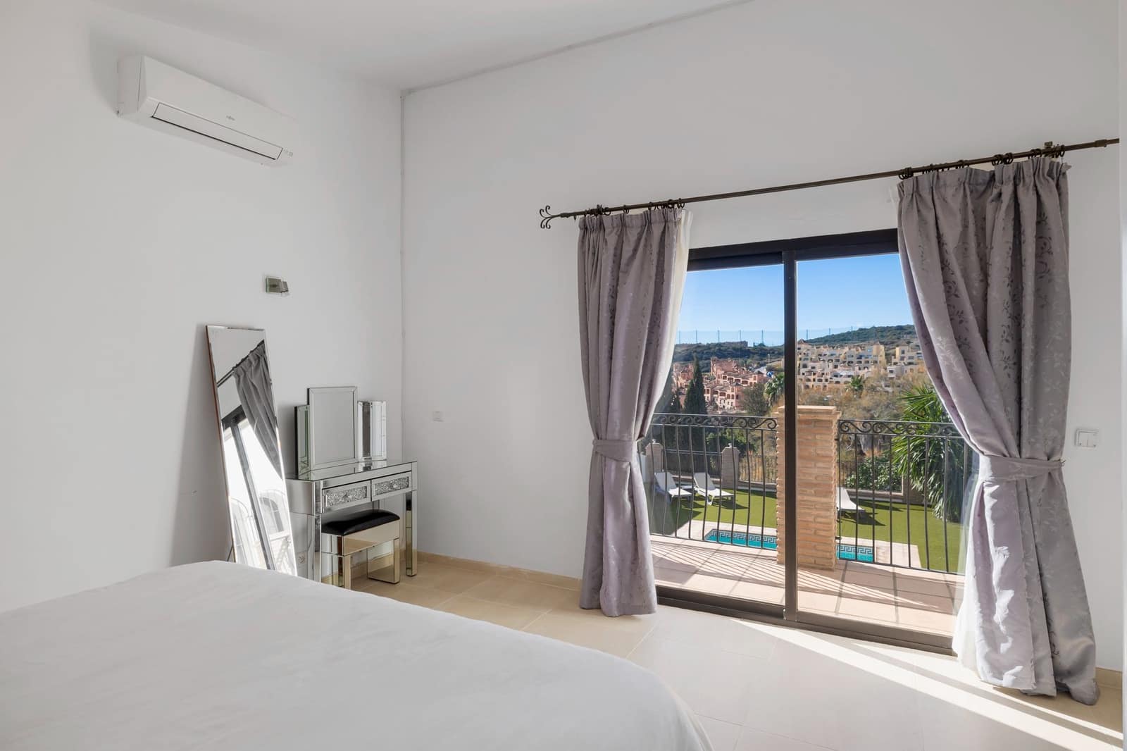 4 quarto Moradia para venda em Estepona com piscina - 890 000 € (Ref: 8037155)