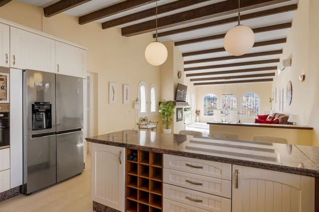 Chalet de 4 habitaciones en Valle Romano Golf, Estepona en venta con piscina - 890.000 € (Ref: 8037155)