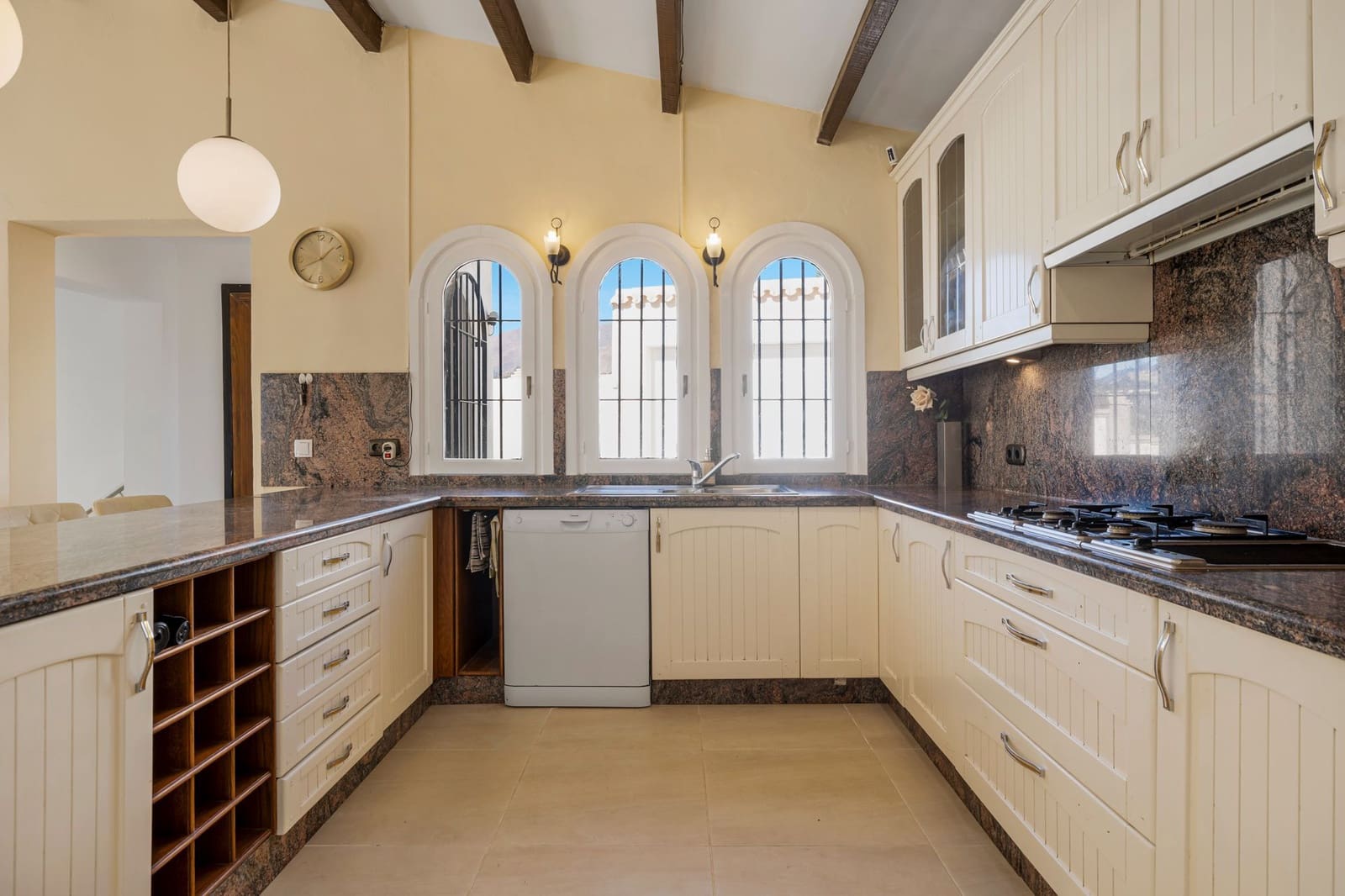 4 quarto Moradia para venda em Estepona com piscina - 890 000 € (Ref: 8037155)