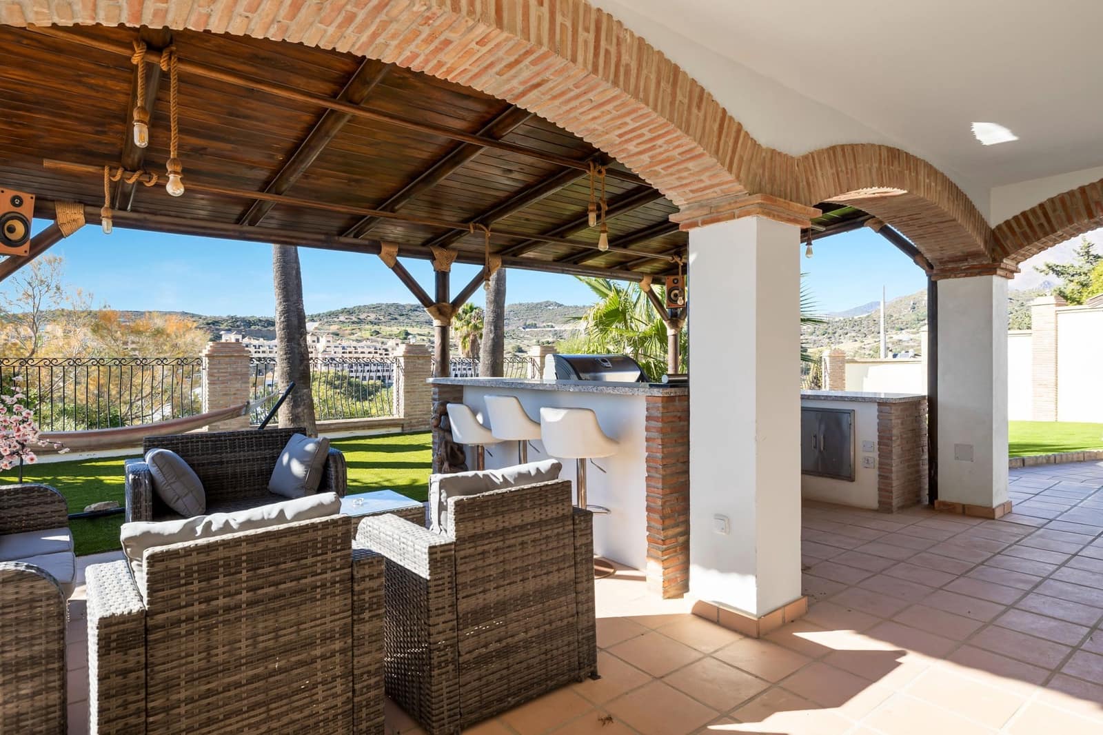 4 quarto Moradia para venda em Estepona com piscina - 890 000 € (Ref: 8037155)