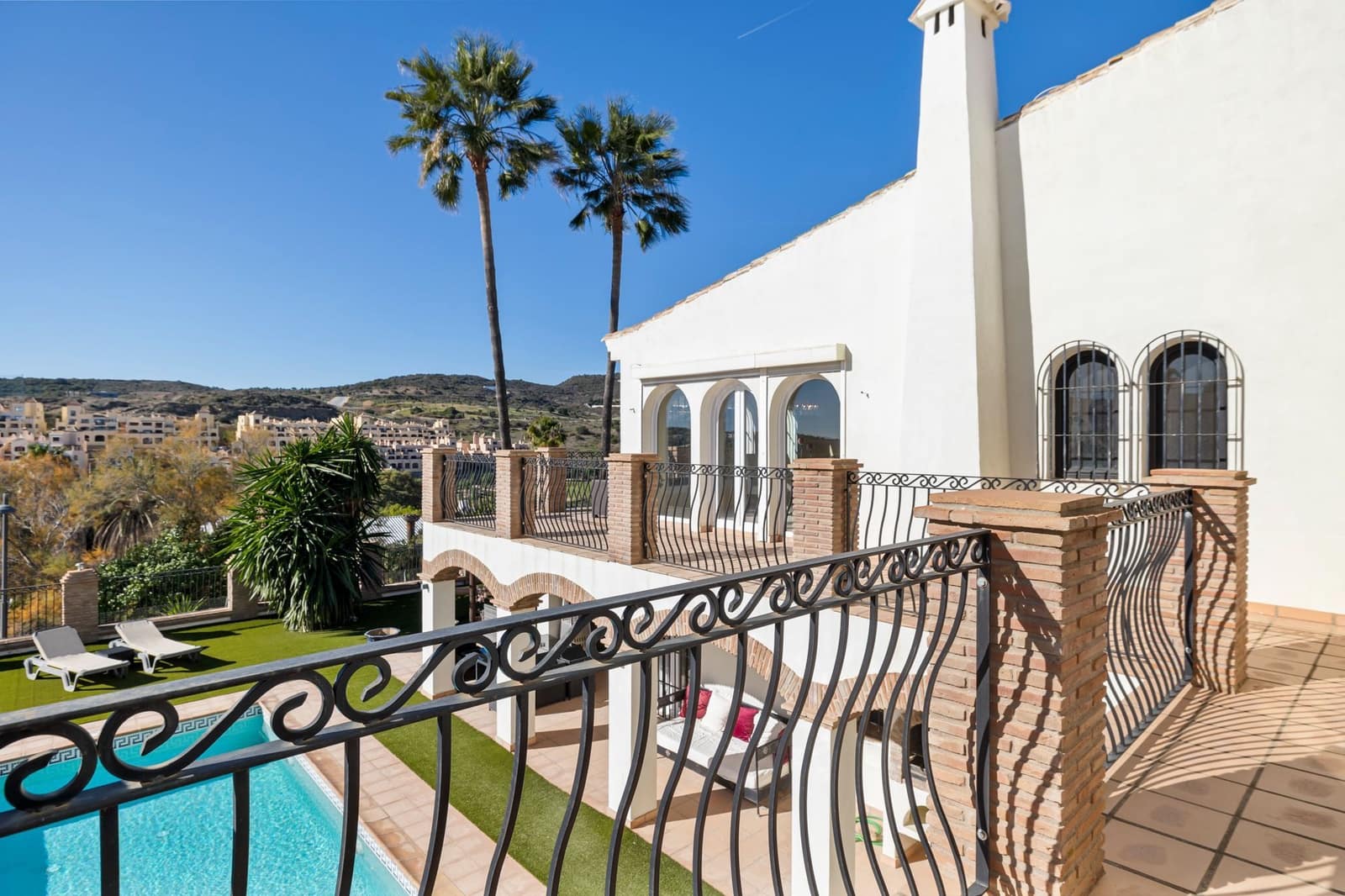 4 quarto Moradia para venda em Estepona com piscina - 890 000 € (Ref: 8037155)