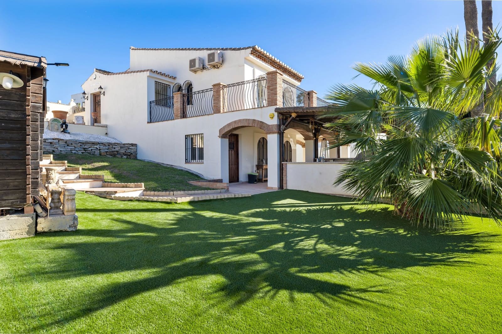 4 quarto Moradia para venda em Estepona com piscina - 890 000 € (Ref: 8037155)