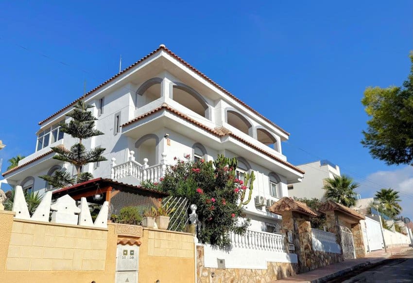 5 bedroom Villa for sale in Blue Lagoon with pool garage - € 1,250,000 (Ref: 10009804)