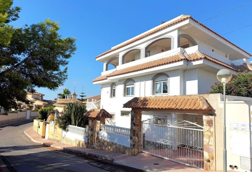5 bedroom Villa for sale in Blue Lagoon with pool garage - € 1,250,000 (Ref: 10009804)