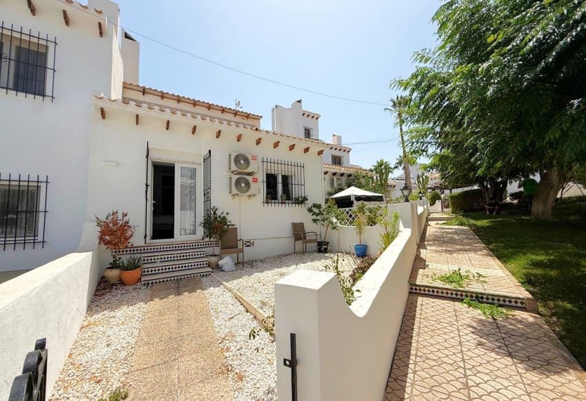 Casa de 4 habitaciones en Villamartin en venta con piscina - 325.000 € (Ref: 10014169)