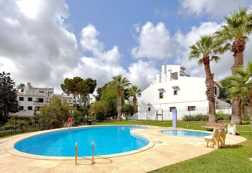 Casa de 4 habitaciones en Villamartin en venta con piscina - 325.000 € (Ref: 10014169)