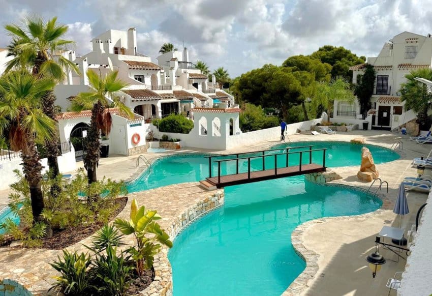 Casa de 4 habitaciones en Villamartin en venta con piscina - 325.000 € (Ref: 10014169)