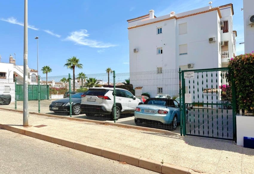 2 soverom Leilighet til salgs i Villamartin med svømmebasseng garasje - € 209 900 (Ref: 10016747)