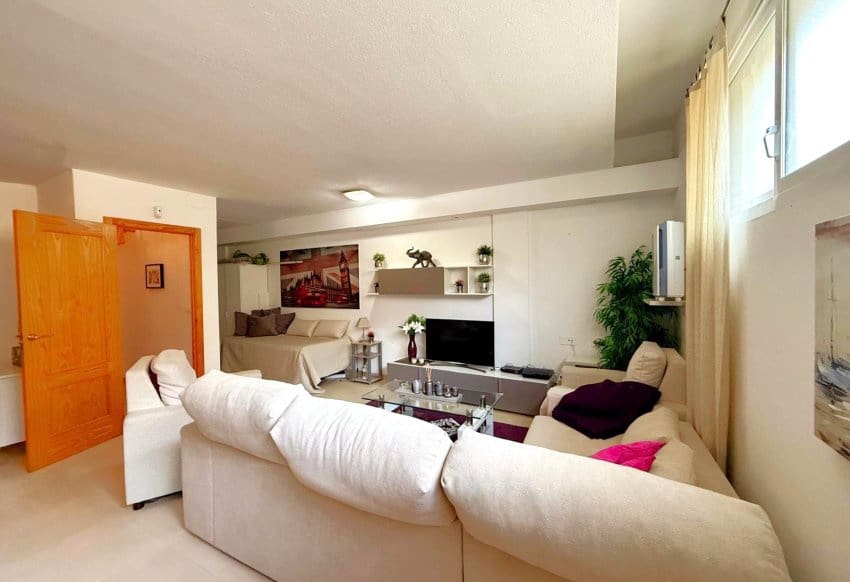2 soveværelse Lejlighed til salg i Villamartin med swimmingpool garage - € 279.000 (Ref: 10084948)