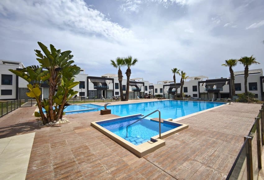 Apartamento de 2 habitaciones en La Zenia en venta con piscina garaje - 267.500 € (Ref: 10095369)