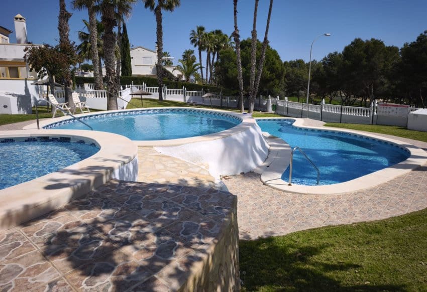 2 slaapkamer Bungalow te koop in Villamartin met zwembad - € 198.000 (Ref: 10095371)