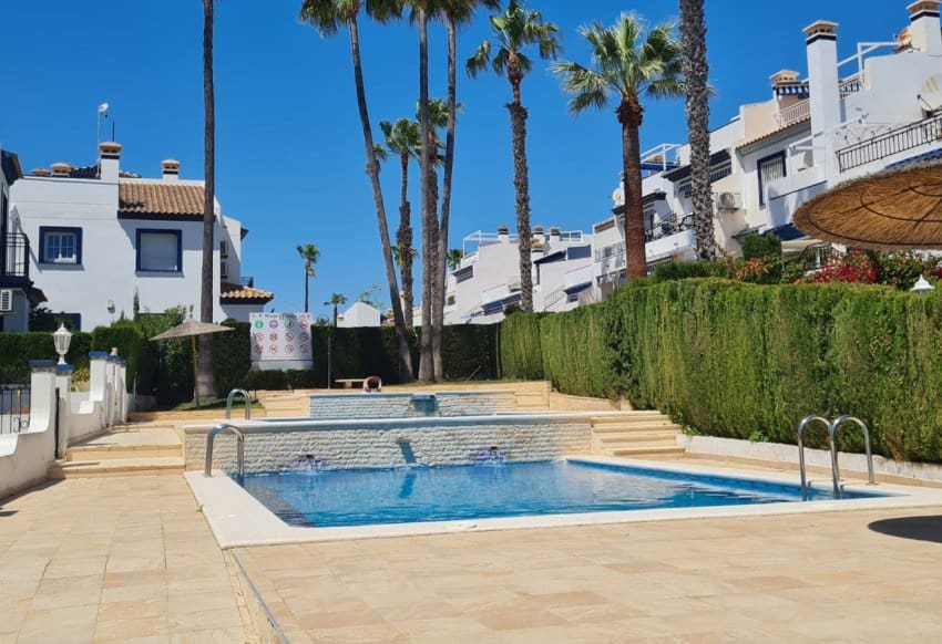 2 slaapkamer Bungalow te koop in Villamartin met zwembad - € 198.000 (Ref: 10095371)