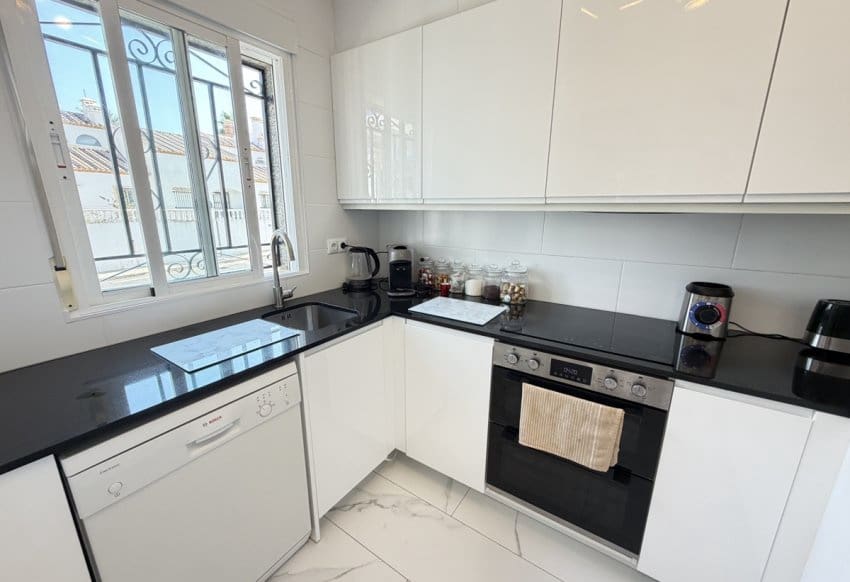 5 soveværelse Villa til salg i Villamartin med swimmingpool - € 450.000 (Ref: 10158304)
