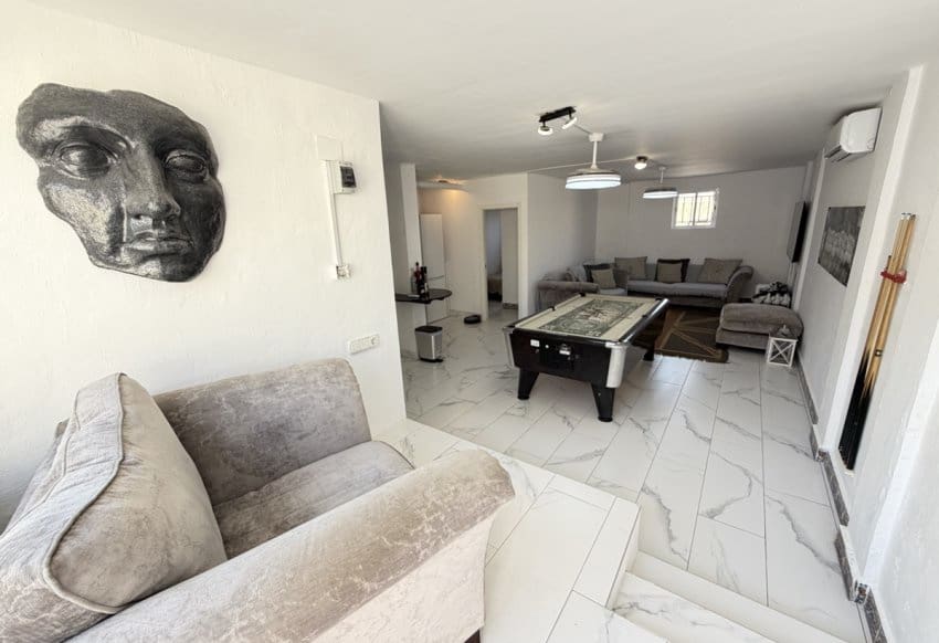 5 soveværelse Villa til salg i Villamartin med swimmingpool - € 450.000 (Ref: 10158304)