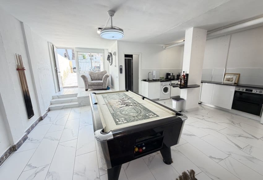5 soveværelse Villa til salg i Villamartin med swimmingpool - € 450.000 (Ref: 10158304)
