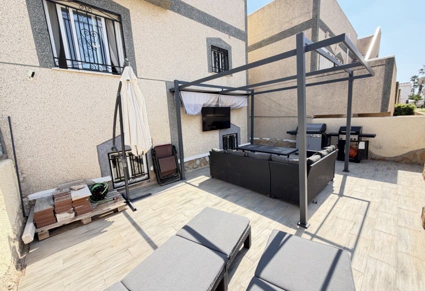 5 soveværelse Villa til salg i Villamartin med swimmingpool - € 450.000 (Ref: 10158304)