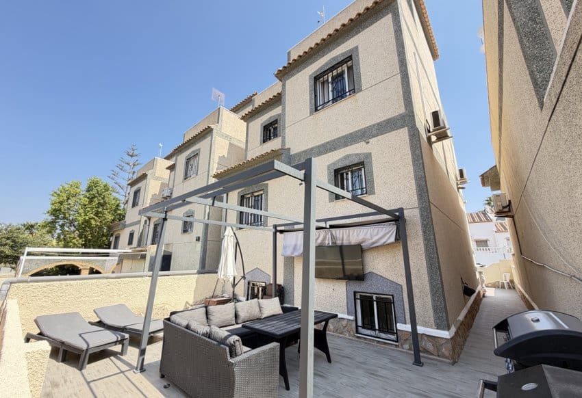 5 soveværelse Villa til salg i Villamartin med swimmingpool - € 450.000 (Ref: 10158304)