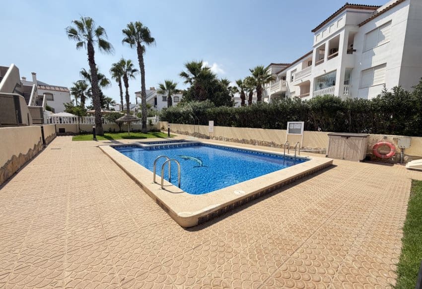 5 soveværelse Villa til salg i Villamartin med swimmingpool - € 450.000 (Ref: 10158304)