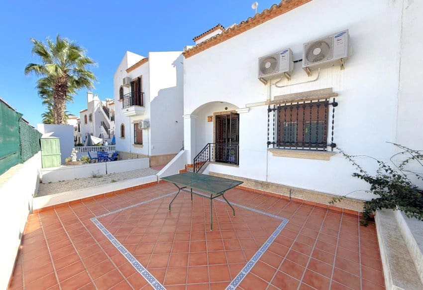3 bedroom Townhouse for sale in Villamartin with pool - € 299,000 (Ref: 10170373)