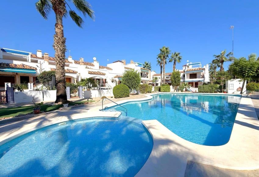 3 bedroom Townhouse for sale in Villamartin with pool - € 299,000 (Ref: 10170373)