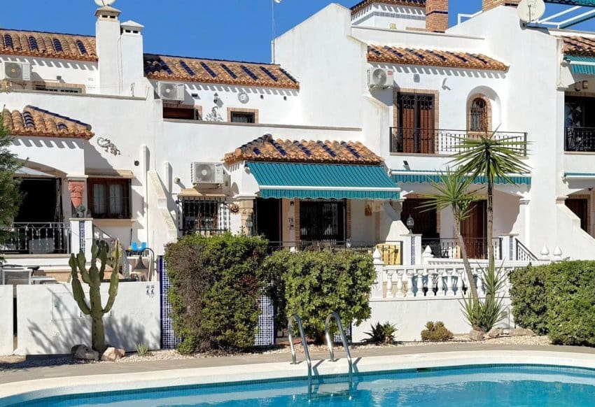 3 bedroom Townhouse for sale in Villamartin with pool - € 299,000 (Ref: 10170373)