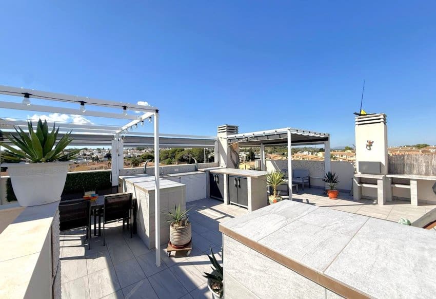 Apartamento de 2 habitaciones en Villamartin en venta con piscina garaje - 335.000 € (Ref: 10172900)