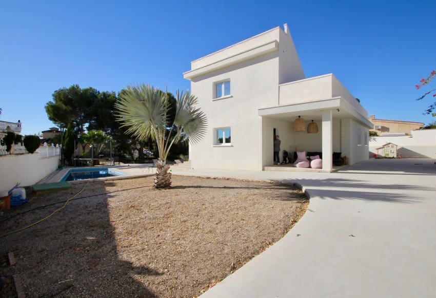 3 bedroom Villa for sale in Ciudad Quesada with pool - € 620,000 (Ref: 8038708)