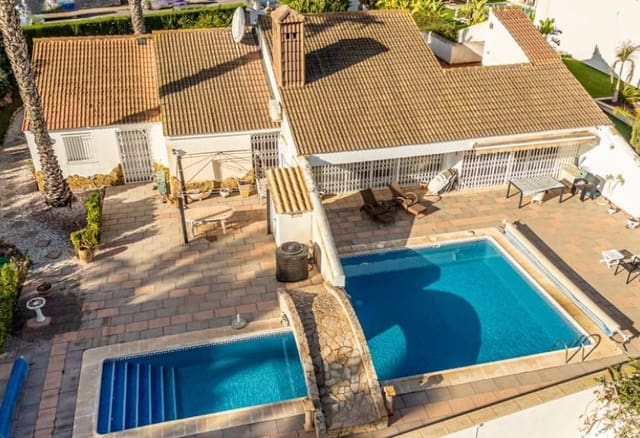 4 bedroom Villa for sale in Villamartin, Orihuela with pool - € 825,000 (Ref: 8956917)
