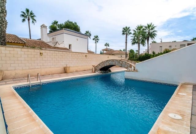 4 soverom Villa til salgs i Villamartin, Orihuela med svømmebasseng - € 650 000 (Ref: 8956917)