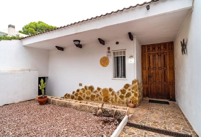 4 soverom Villa til salgs i Villamartin, Orihuela med svømmebasseng - € 650 000 (Ref: 8956917)