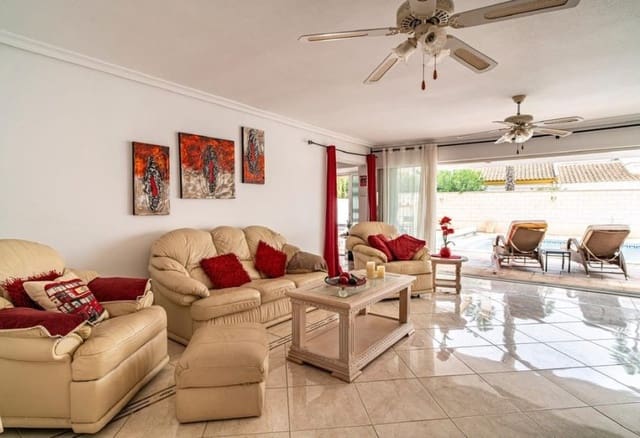 4 soverom Villa til salgs i Villamartin, Orihuela med svømmebasseng - € 650 000 (Ref: 8956917)