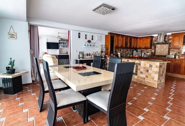 4 soverom Villa til salgs i Villamartin, Orihuela med svømmebasseng - € 650 000 (Ref: 8956917)