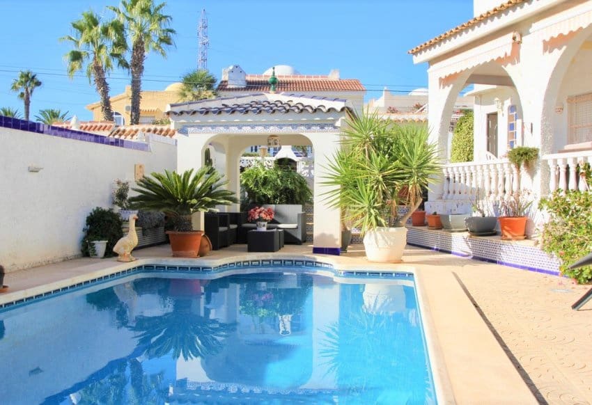 6 bedroom Villa for sale in Villamartin with pool - € 469,000 (Ref: 9004578)